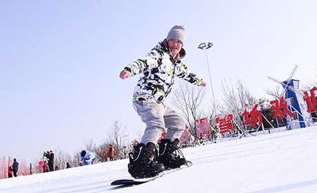 仅38.8元抢购价值128元的蜗牛谷滑雪场平日不限时/节假日3小时滑雪票一张，蜗牛谷项目滑雪滑草场占地面积12000平方米，分为速滑道、雪圈滑道和亲子戏雪园三个部分。