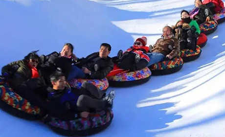 仅18.8元抢购价值128元的蜗牛谷滑雪场不限时戏雪票一张，包含门票、戏雪门票、雪地足球、旋转陀螺、雪地碰撞球、堆雪人、打雪仗、雪碟、吊兰秋千、网红秋千、网红桥、棉花糖蹦蹦云、网游攀爬、溜索、V网数