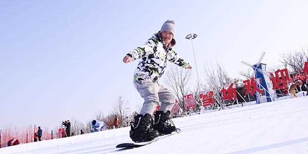 仅38.8元抢购价值128元的蜗牛谷滑雪场平日不限时/节假日3小时滑雪票一张，蜗牛谷项目滑雪滑草场占地面积12000平方米，分为速滑道、雪圈滑道和亲子戏雪园三个部分。