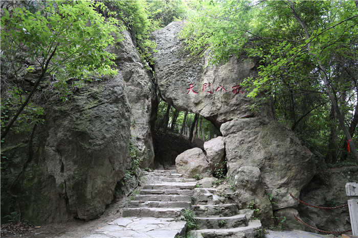 仅25元，享原价30元的【黄石】小雷山景区门票。小雷山景区以旅游观光、养老养生为主题,景区内自然景观独具魅力。山上奇松怪石，胜景纷呈，石城、石炮、石浪、石狮别具一格；石屋、石床、石棺、石松鬼斧神工