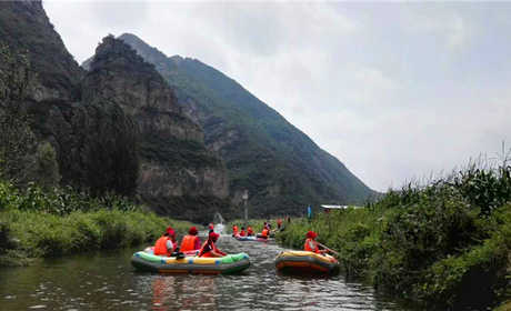 仅70元就享受80元的【张家口】上马山漂流景区成人门票一张。水大好玩，激流刺激，让你忘却烦恼，开心快乐的享受水上游玩的乐趣。