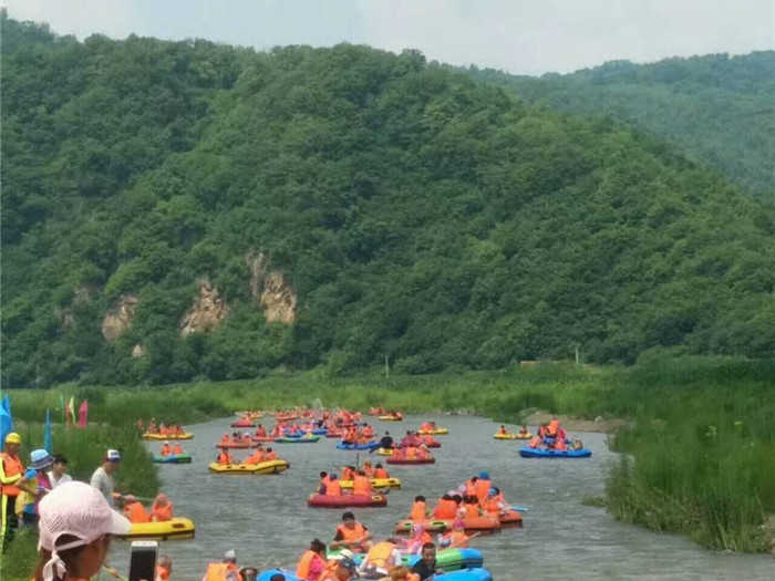 仅88元就享受98元的【抚顺市】红河南天门漂流+观光车（成人票），含：风景观光车，转水湖漂流，水域全长7.8公里，20于处急流，水流湍急，激流勇进。